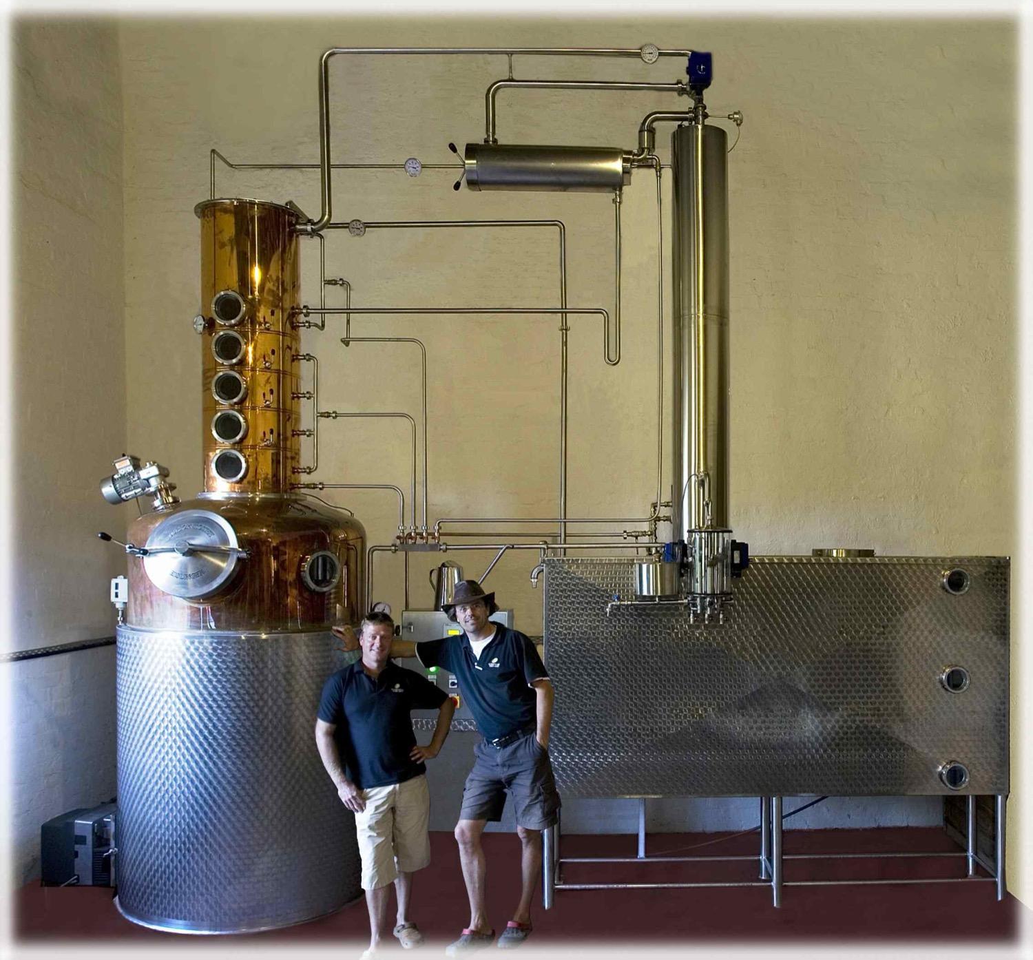 FJ Blomendahl with his friend from the Lübbehusen Malt Destill at the 1000L Elgin distillery, 2009